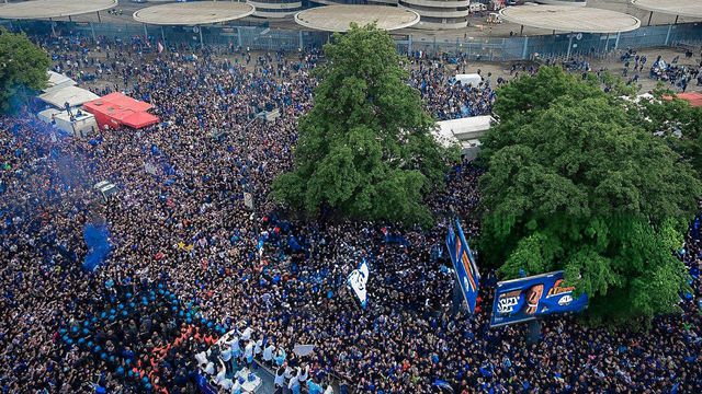 Milhares nas ruas de Milão para a festa do título do Inter