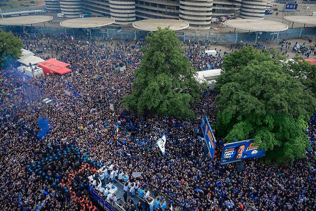 Milhares nas ruas de Milão para a festa do título do Inter