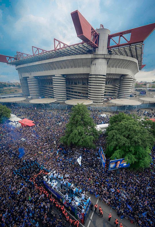 Milhares nas ruas de Milão para a festa do título do Inter