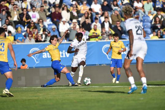 Estoril bate Famalicão e foge à zona perigosa da tabela