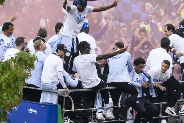 Dumfries exibe cartaz insultuoso nas celebrações do 20.º título do Inter (vídeo)