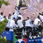 Dumfries exibe cartaz insultuoso nas celebrações do 20.º título do Inter (vídeo)
