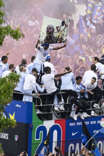 Dumfries exibe cartaz insultuoso nas celebrações do 20.º título do Inter (vídeo)