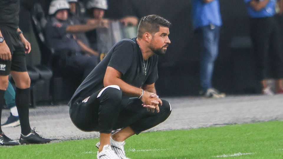 António Oliveira com vida difícil: Corinthians volta a marcar passo