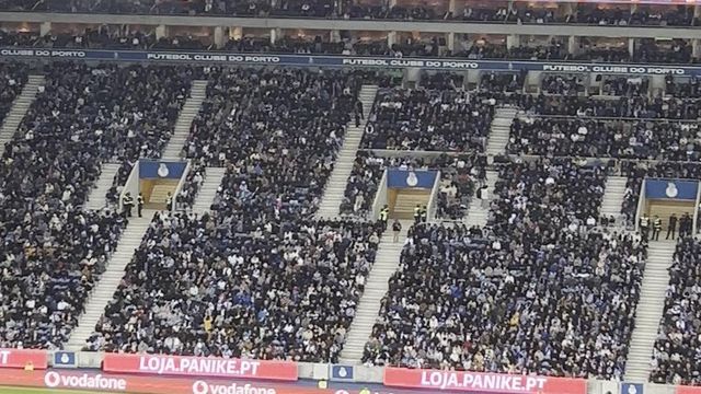 Adeptos do Sporting «acordam» no Dragão com muita pirotecnia