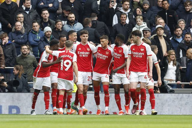 Arsenal sofre mas vence dérbi com o Tottenham