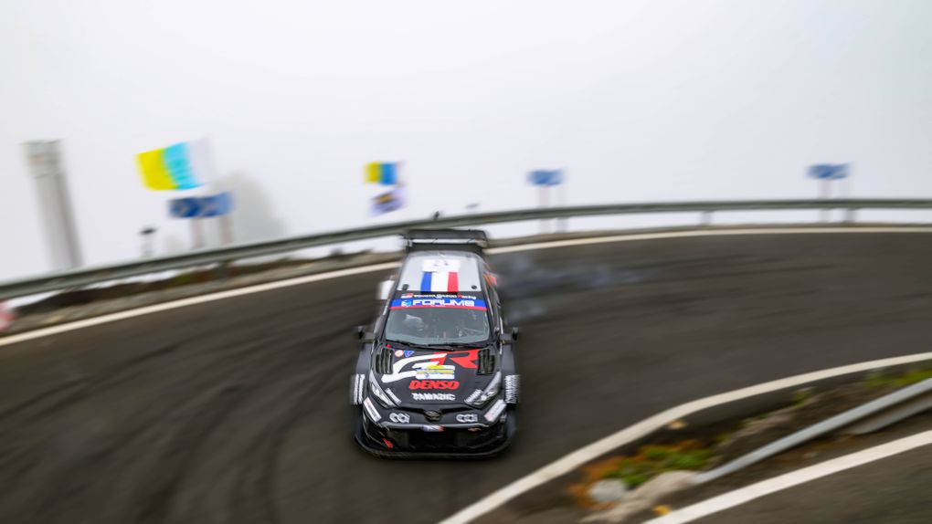 Sebastien Ogier e o co-piloto Vincent Landais no Rali das Canárias