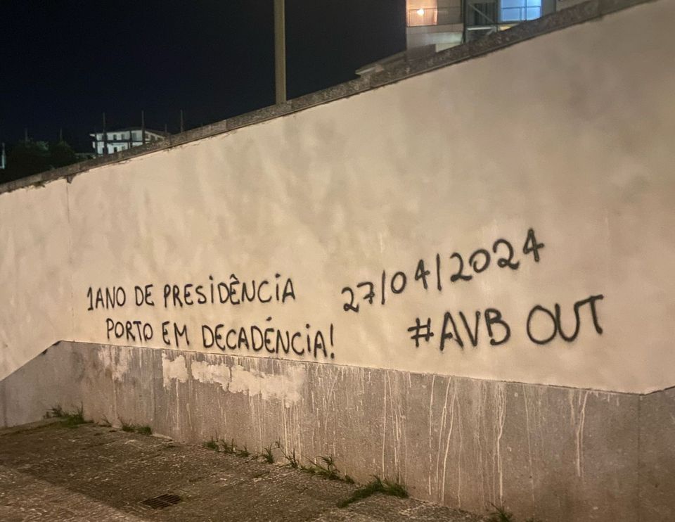 Muros à volta do Dragão com mensagens contra Villas-Boas (fotos)