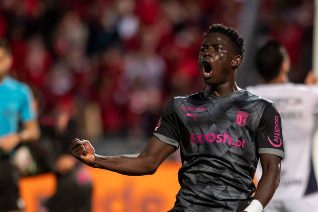 Roger revigorou o ataque dos arsenalistas em Famalicão e esteve na origem do golo do empate (Foto: IMAGO)