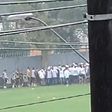 Jogadores do Santos 'apertados' pelos adeptos no centro de treinos