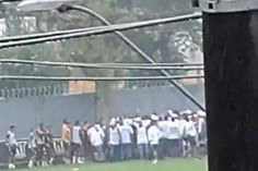 Jogadores do Santos 'apertados' pelos adeptos no centro de treinos