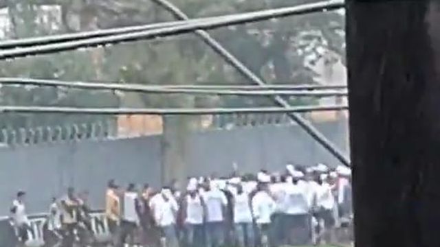 Jogadores do Santos 'apertados' pelos adeptos no centro de treinos