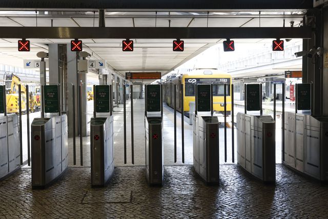 Estação do Cais do Sodré, em Lisboa, encerrada devido ao apagão. ANTÓNIO PEDRO SANTOS/LUSA