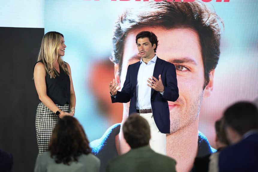 Carlos Sainz no lançamento da primeira pedra da construção do novo circuito de Madrid