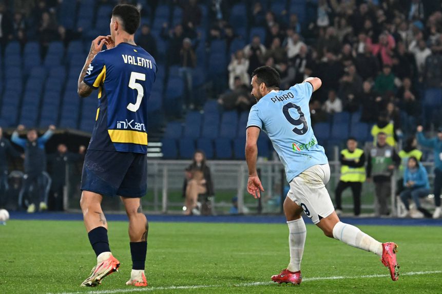 Pedro a celebrar o bis frente ao Parma