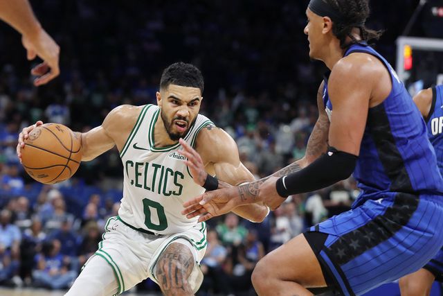 Jayson Tatum (Celtics) frente a Paolo Banchero (Magic)