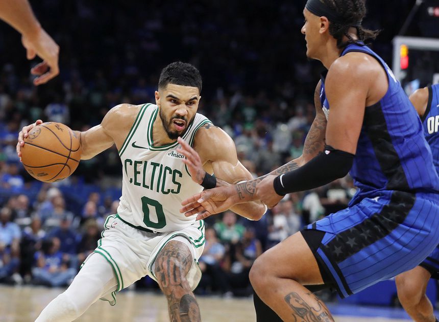 Jayson Tatum (Celtics) frente a Paolo Banchero (Magic)