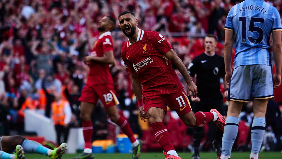Mohamed Salah celebra mais um golo pelo Liverpool no jogo do título da Premier League