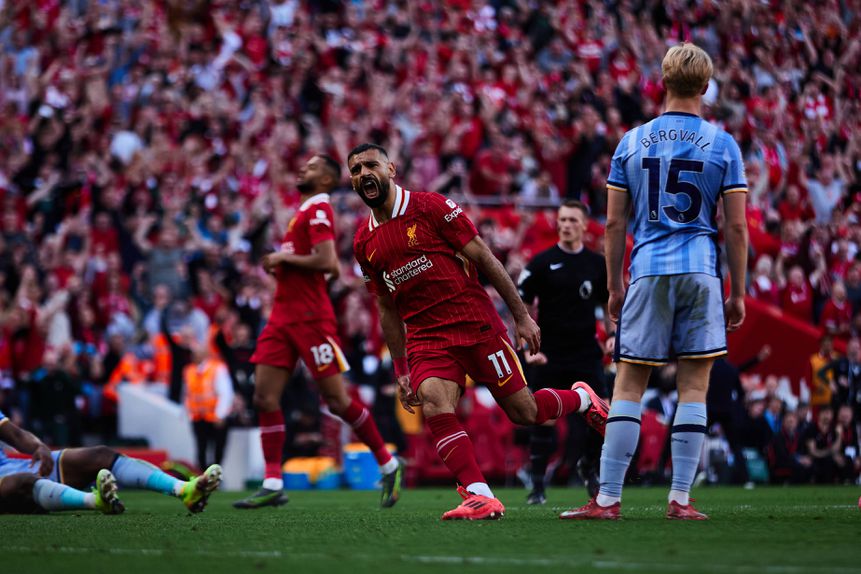 Mohamed Salah celebra mais um golo pelo Liverpool no jogo do título da Premier League