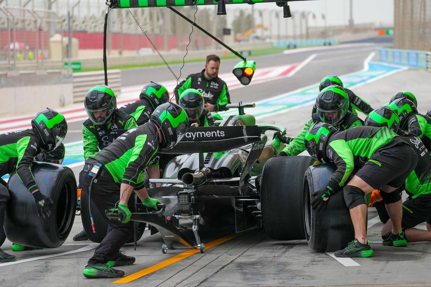 Paragem nas boxes da Kick Sauber