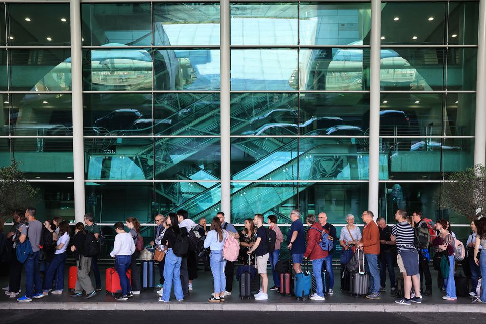 Aeroportos, metro do Porto e elétricos de Lisboa a funcionar