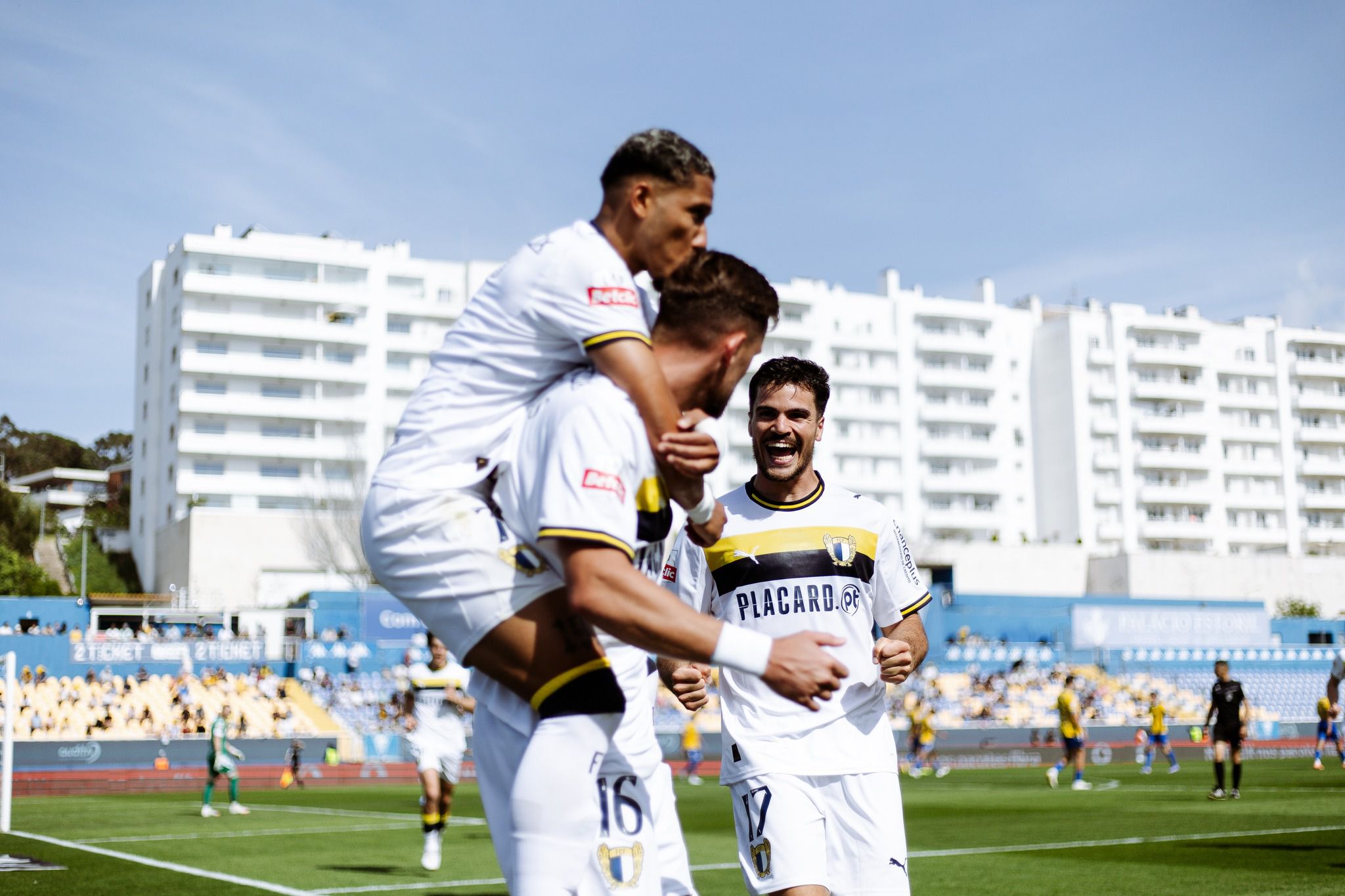 Emblema de Vila Nova quer segurar o 5.º lugar e o grande momento vai a teste com o Benfica — Foto: Famalicão