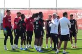 Lukebakio e Mourinho conversam antes do treino — Foto: SL Benfica