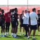 Lukebakio e Mourinho conversam antes do treino — Foto: SL Benfica