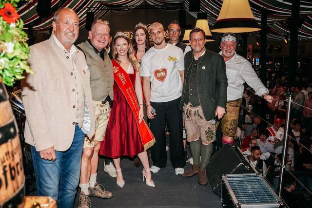 Ermedin Demirovic cumpriu a sua promessa e ofereceu cerveja aos adeptos do Estugarda - Foto: Estugarda