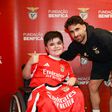 Daniel, benfiquista de 10 anos, conheceu o ídolo Rafa — Foto: SL Benfica