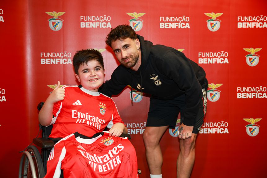 Daniel, benfiquista de 10 anos, conheceu o ídolo Rafa — Foto: SL Benfica
