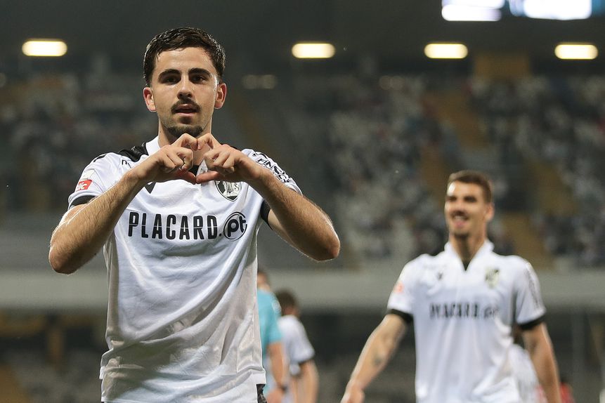 Strata celebra o primeiro golo com a camisola dos conquistadores - Foto: MANUEL FERNANDO ARAÚJO/LUSA