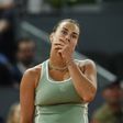 Aryna Sabalenka cai nos quartos em Madrid