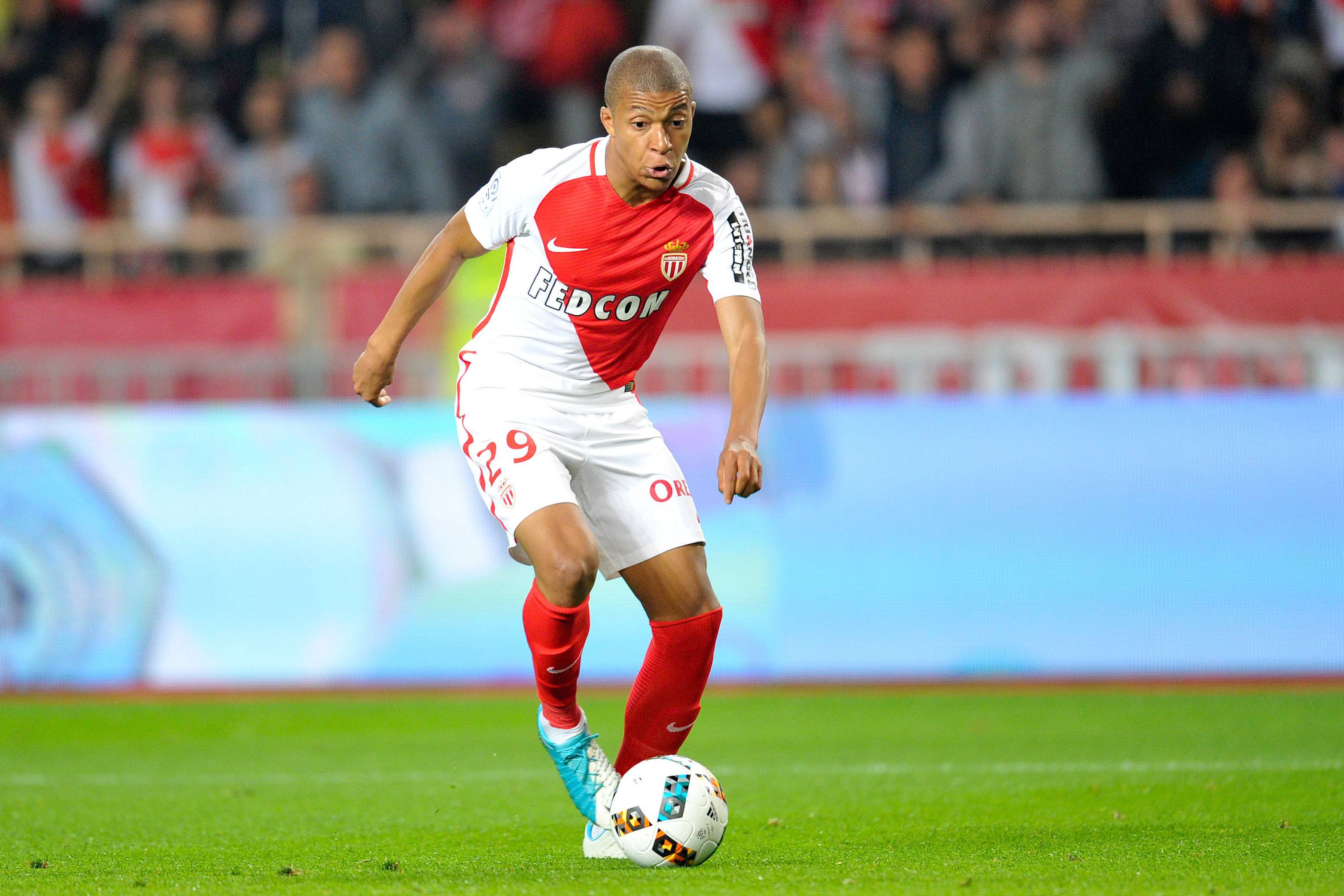 Mbappé com a camisola do Mónaco