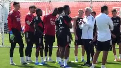 Lukebakio e Mourinho conversam antes do treino — Foto: SL Benfica