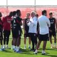 Lukebakio e Mourinho conversam antes do treino — Foto: SL Benfica