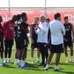 Lukebakio e Mourinho conversam antes do treino — Foto: SL Benfica