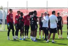 Lukebakio e Mourinho conversam antes do treino — Foto: SL Benfica