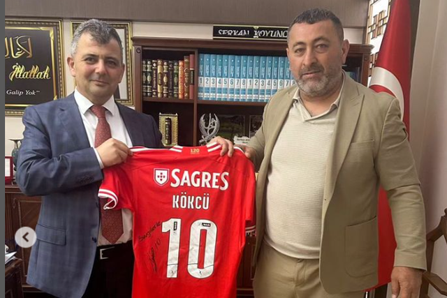 Pai de Kokçu oferece camisola do Benfica na Turquia