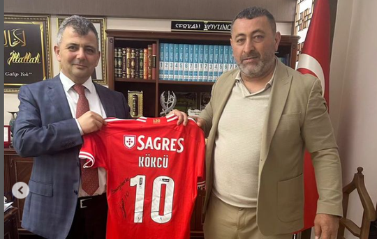 Pai de Kokçu oferece camisola do Benfica na Turquia