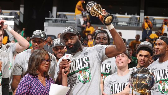Neemias e campeões de conferência sem derrotas, a história da NBA a mudar