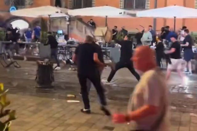 Vídeos: Agressões e violência entre adeptos de Betis e Chelsea na Polónia