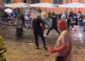 Vídeos: Agressões e violência entre adeptos de Betis e Chelsea na Polónia