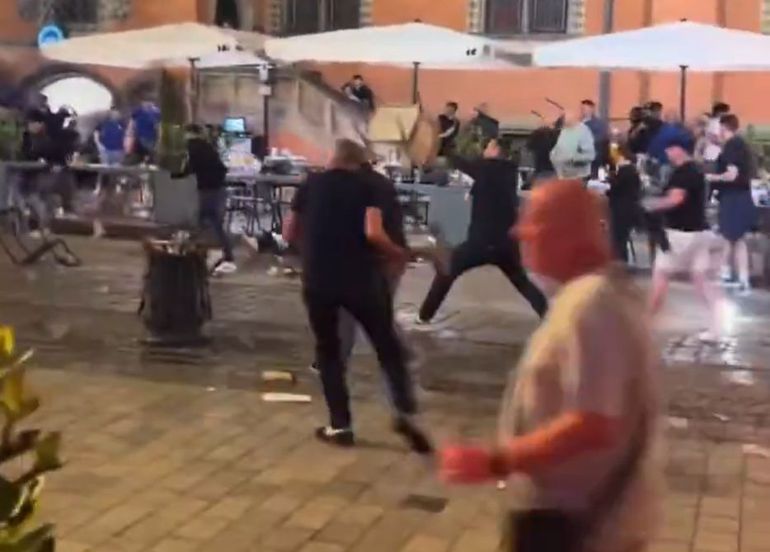 Vídeos: Agressões e violência entre adeptos de Betis e Chelsea na Polónia