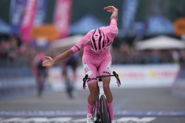 Giro: Isaac del Toro vence etapa e responde aos rivais