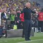 José Mourinho, treinador do Fenerbahçe, de braços abertos
