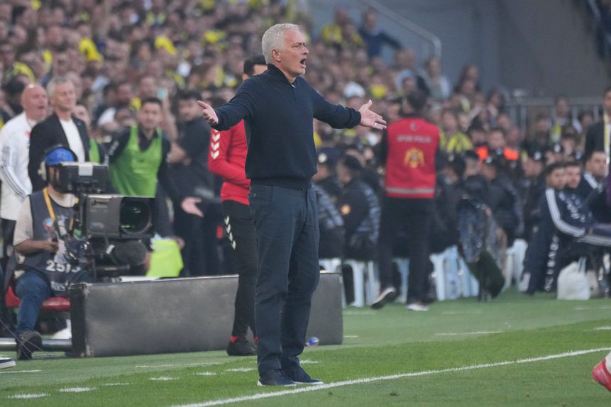 José Mourinho, treinador do Fenerbahçe, de braços abertos