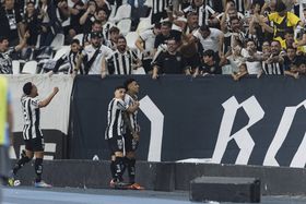 Com Ancelotti a ver e a jogar com 10, Botafogo qualifica-se na Libertadores