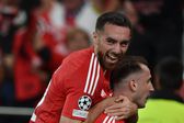 Kokçu e Akturkoglu festejam um golo do Benfica no jogo com o Atlético Madrid