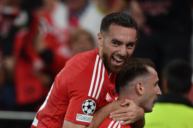 Kokçu e Akturkoglu festejam um golo do Benfica no jogo com o Atlético Madrid